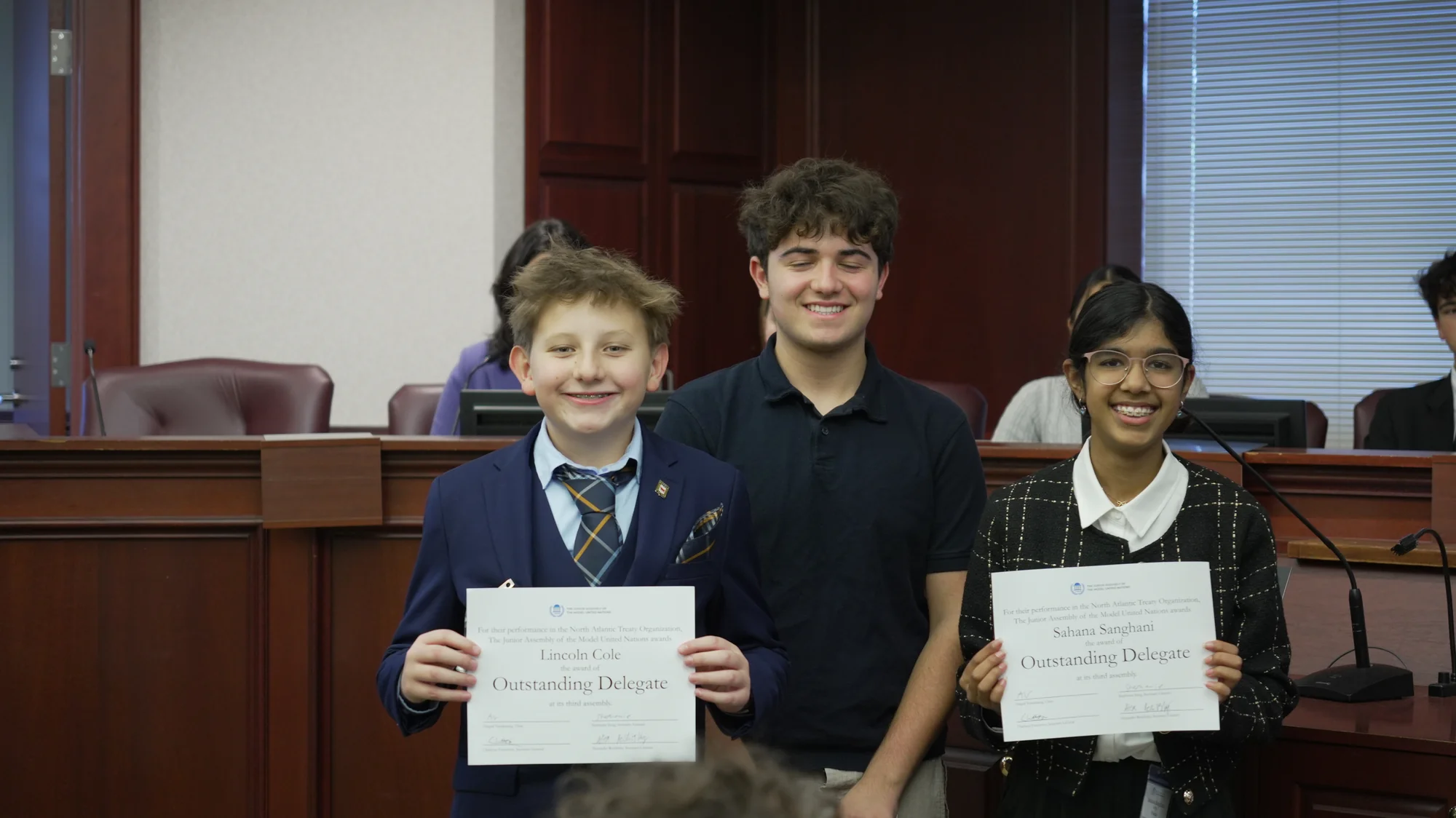 Estudiantes recibiendo premios en conferencia JAMUN