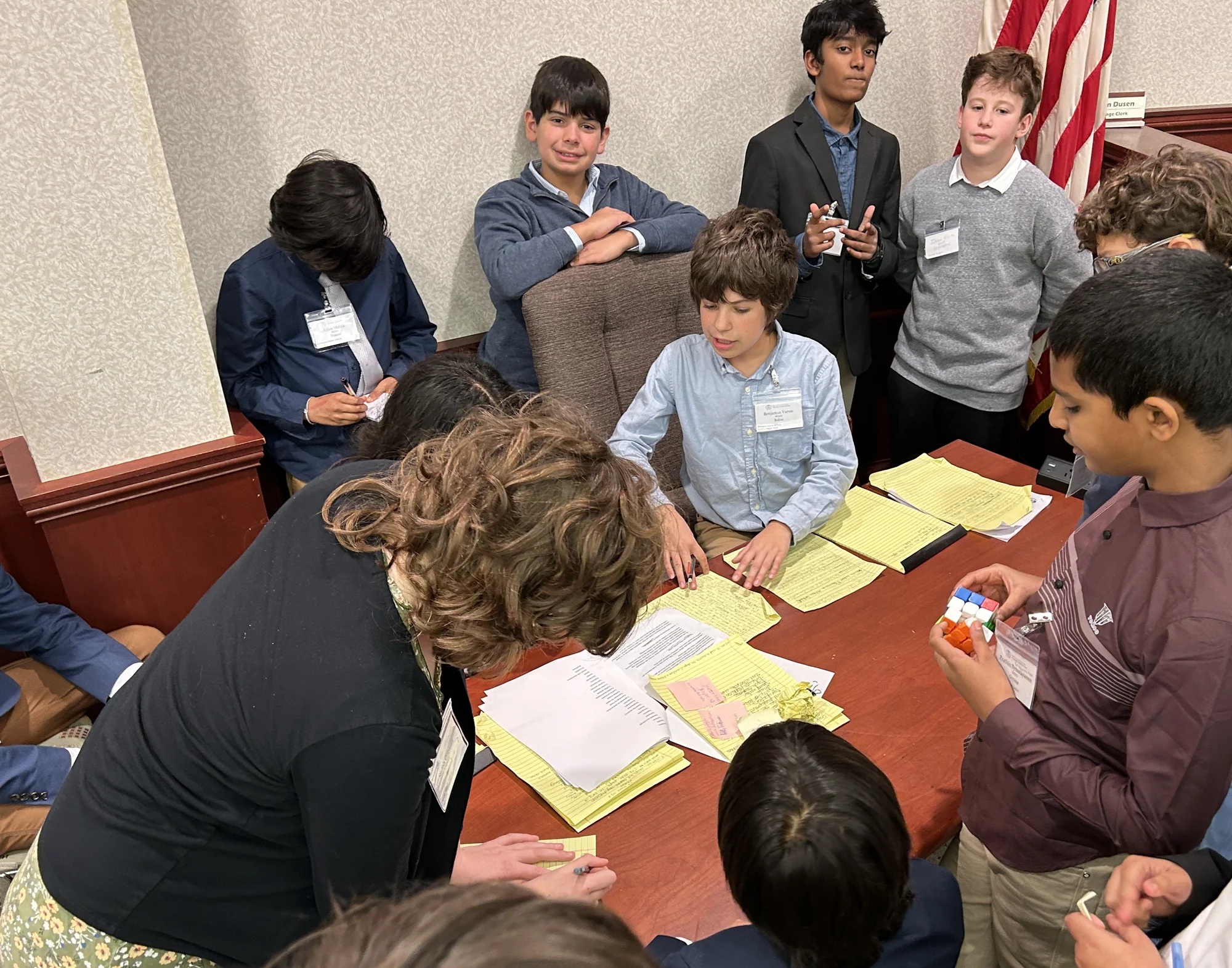 Estudiantes trabajando juntos en resolución de problemas